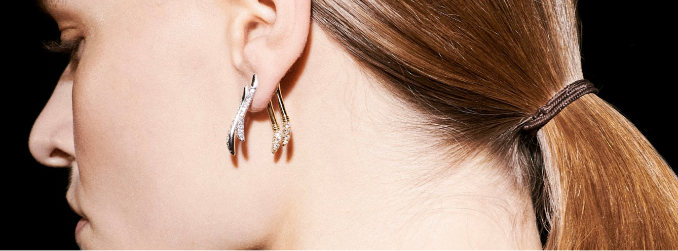 La tendance des boucles d'oreilles dépareillées en 2025